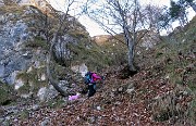 16 In decisa salita nel bosco di prevalente faggeta